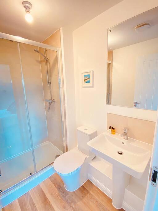 Beautiful, Brand New Apartment! Cheltenham Exteriör bild