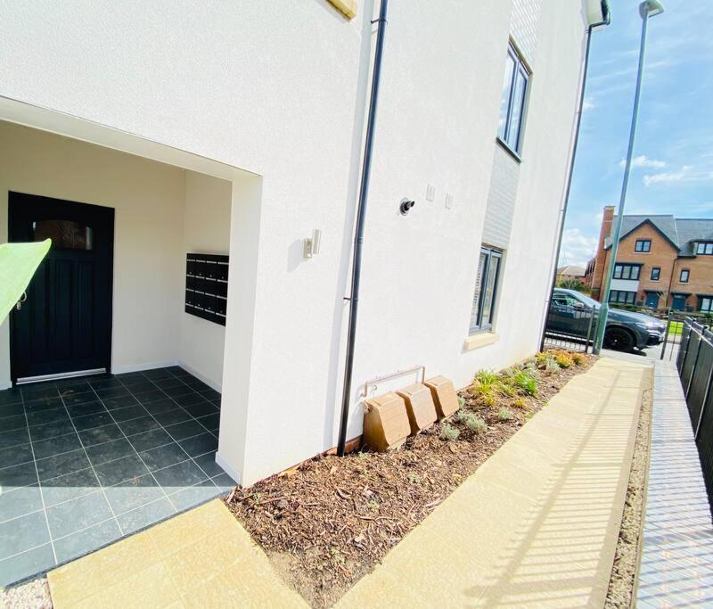 Beautiful, Brand New Apartment! Cheltenham Exteriör bild