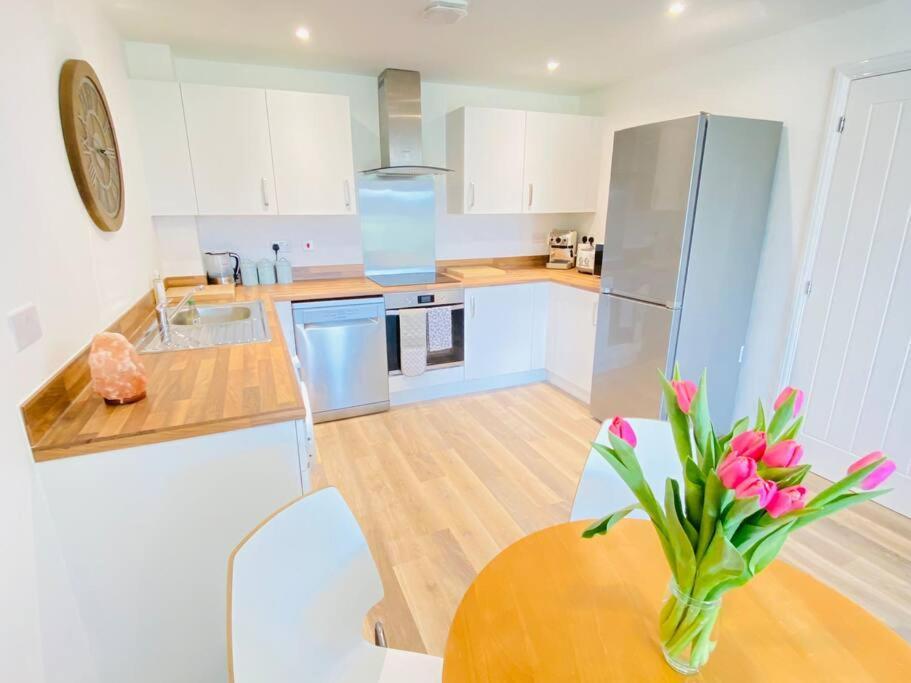 Beautiful, Brand New Apartment! Cheltenham Exteriör bild