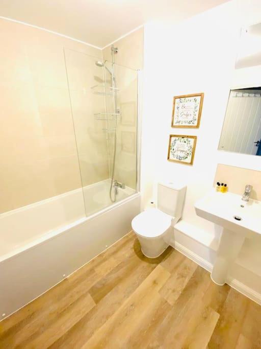 Beautiful, Brand New Apartment! Cheltenham Exteriör bild