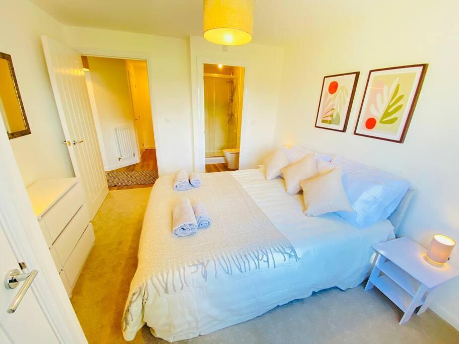 Beautiful, Brand New Apartment! Cheltenham Exteriör bild