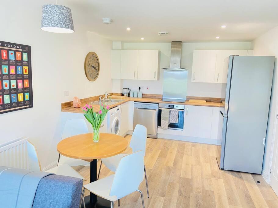 Beautiful, Brand New Apartment! Cheltenham Exteriör bild