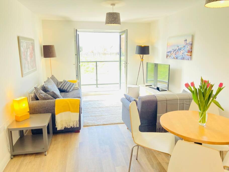 Beautiful, Brand New Apartment! Cheltenham Exteriör bild